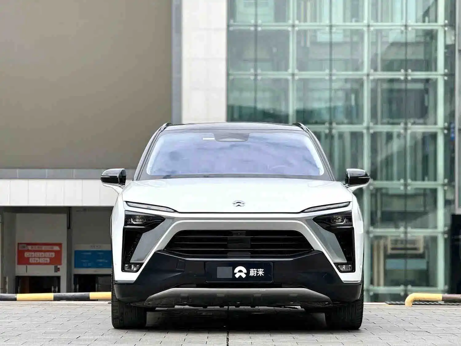 Фото 2 - NIO ES8