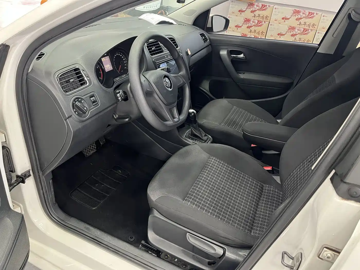 Volkswagen Polo 2014 1.6L Automatic Comfort Edition фото 13