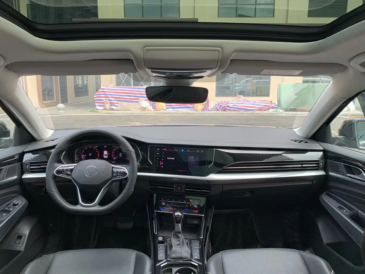 Volkswagen Passat 2023 330TSI Starlight Luxury Edition фото 32