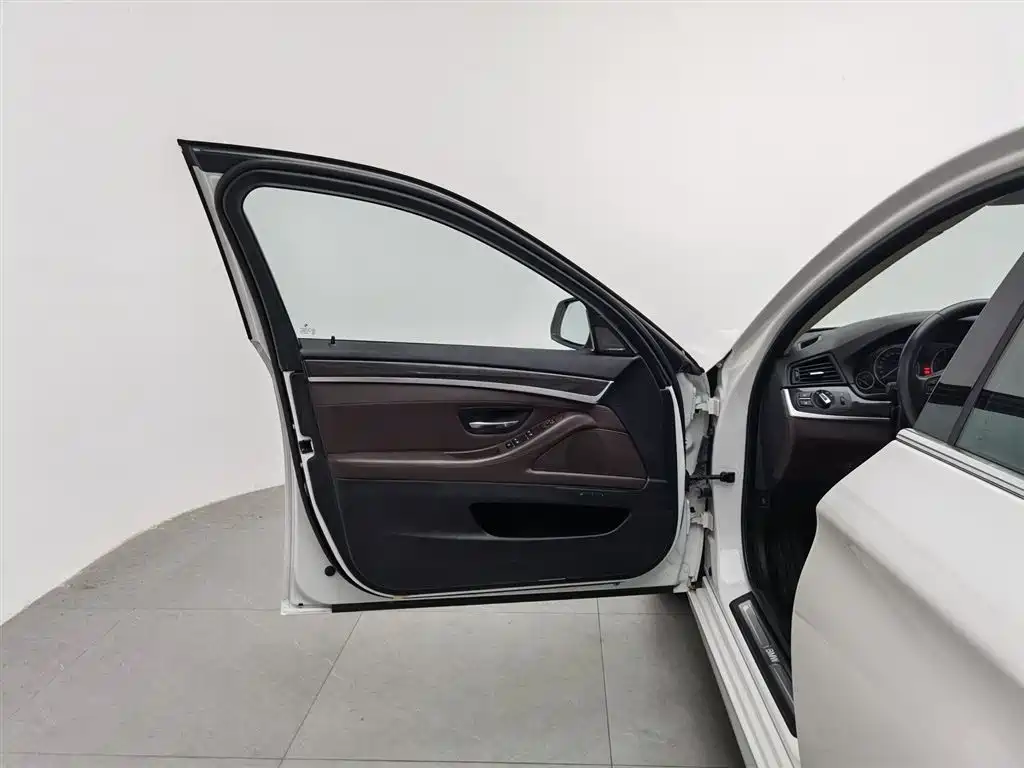 BMW 5 Series 2014 525Li Luxury Design Package фото 8