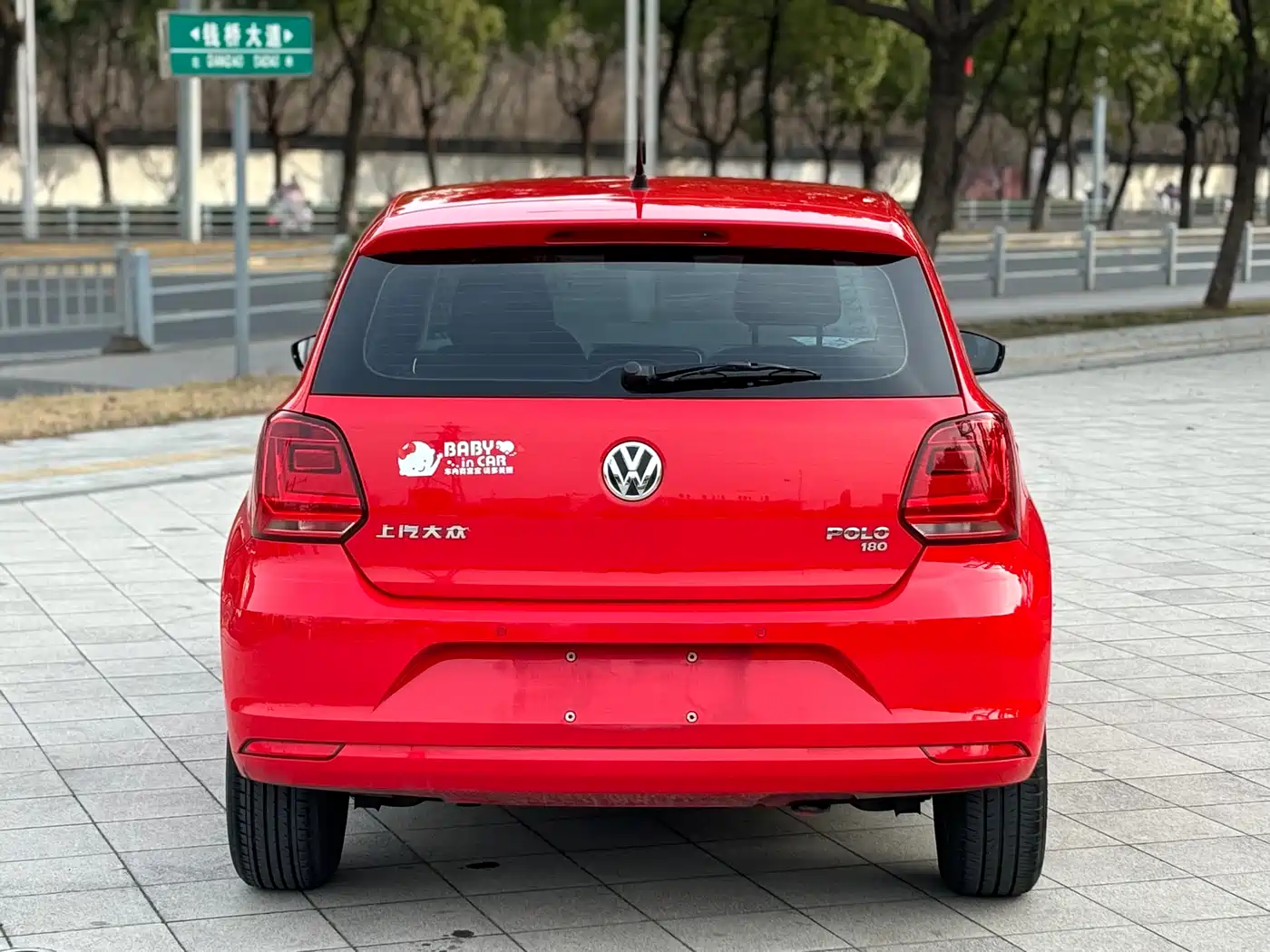 VOLKSWAGEN POLO