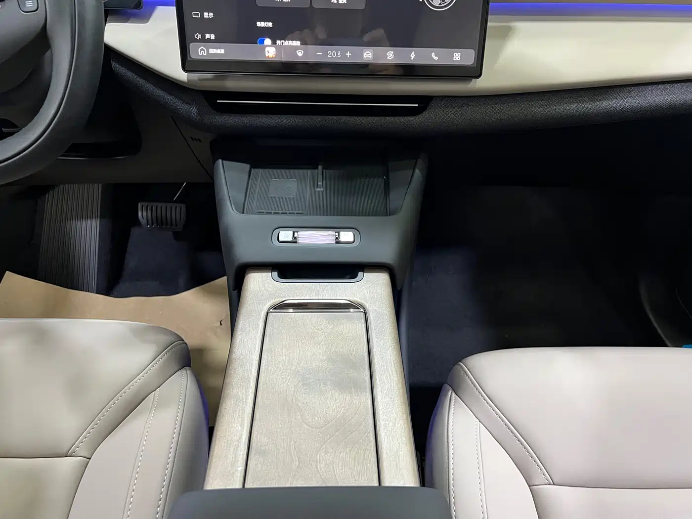 Volvo XC70 Plug-in Hybrid 2026 2025 Standard