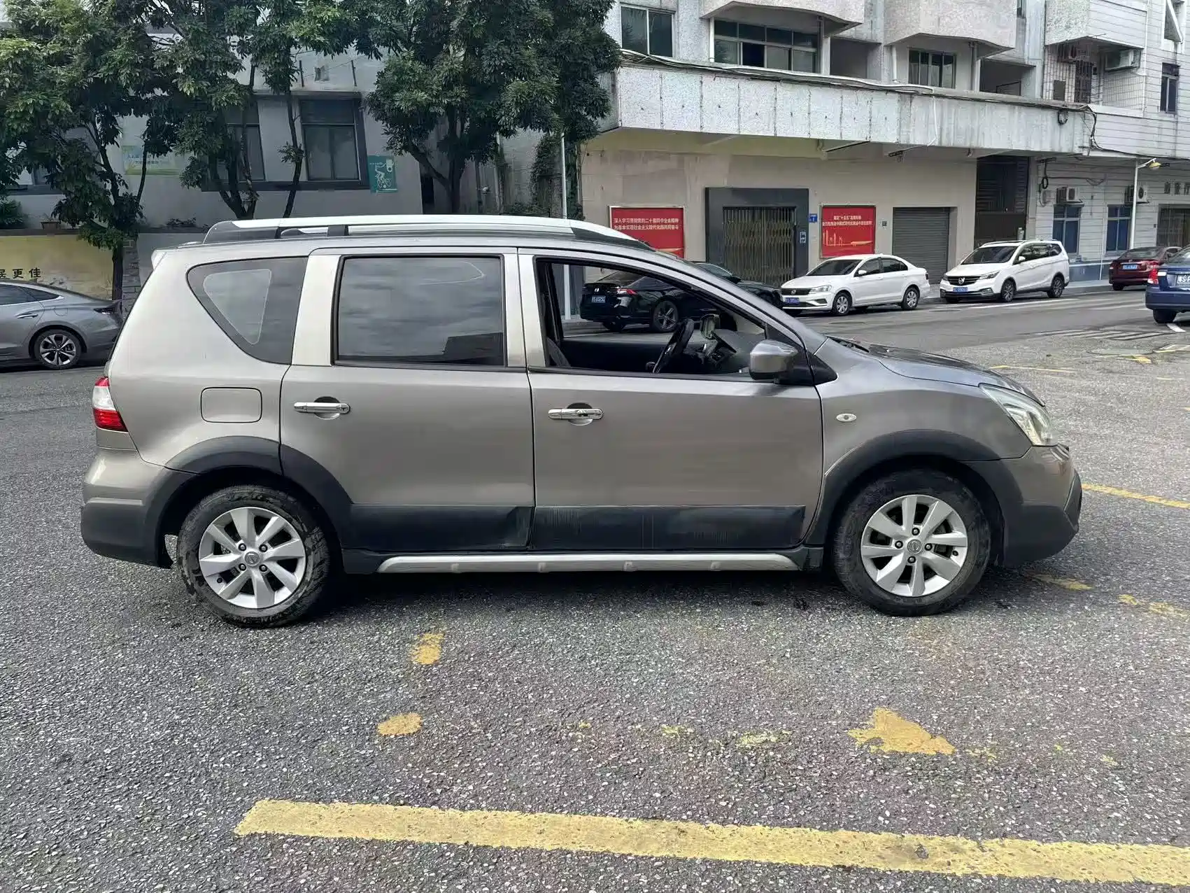 Photo 4 - Nissan Livina
