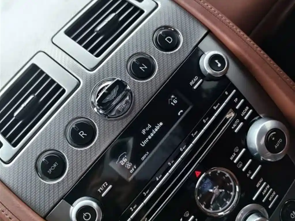 ASTON MARTIN V8 VANTAGE