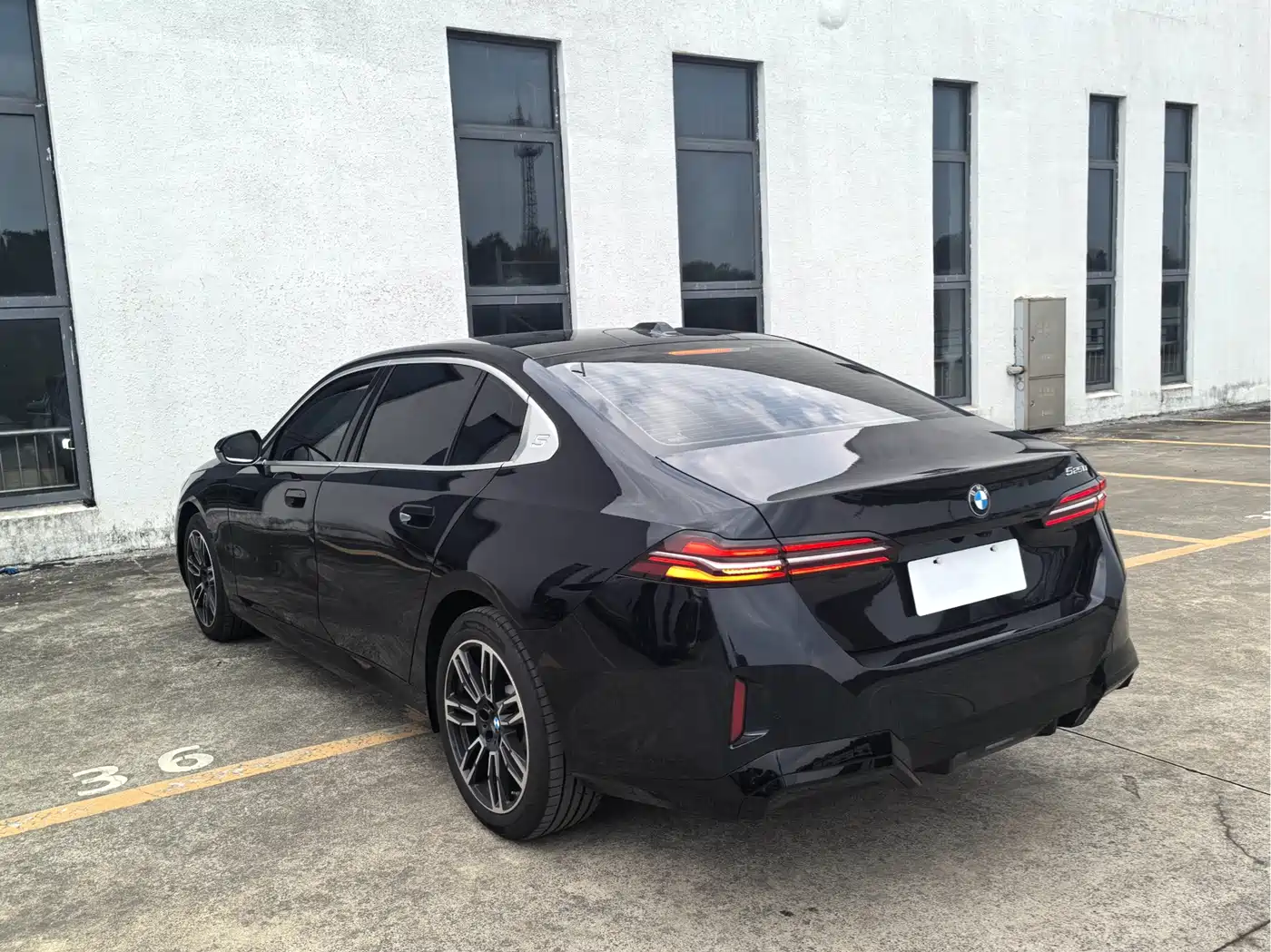 BMW 5 Series 2026 525Li M Sport Package фото 11
