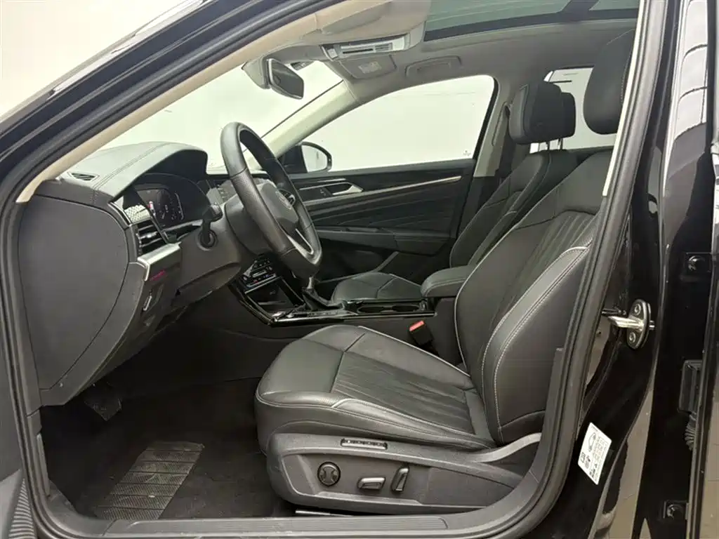 Volkswagen Passat 2022 330TSI Luxury Edition фото 18