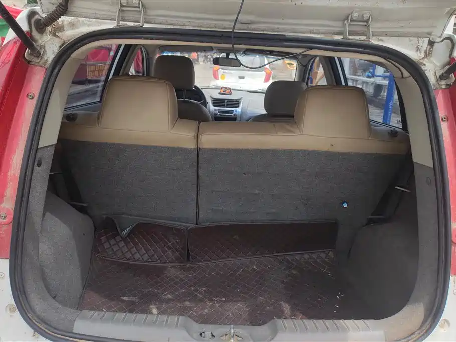 Chevrolet Sail 2011 Hatchback 1.4L Manual Happiness Edition фото 4