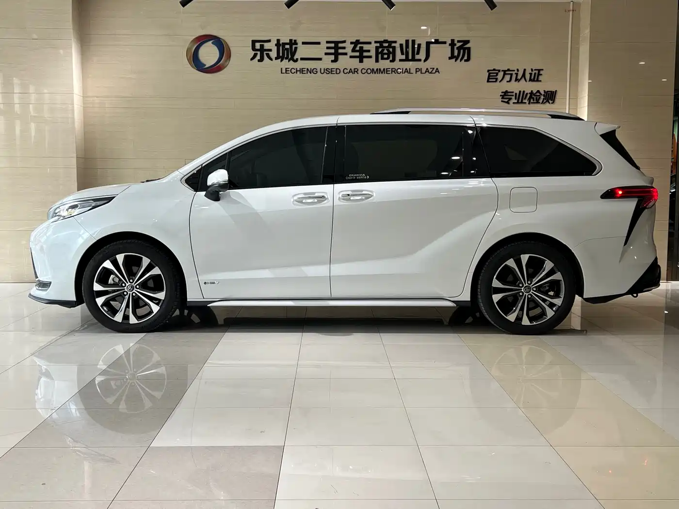 Toyota Granvia 2025 2024 2.5L Hybrid Premium PLUS
