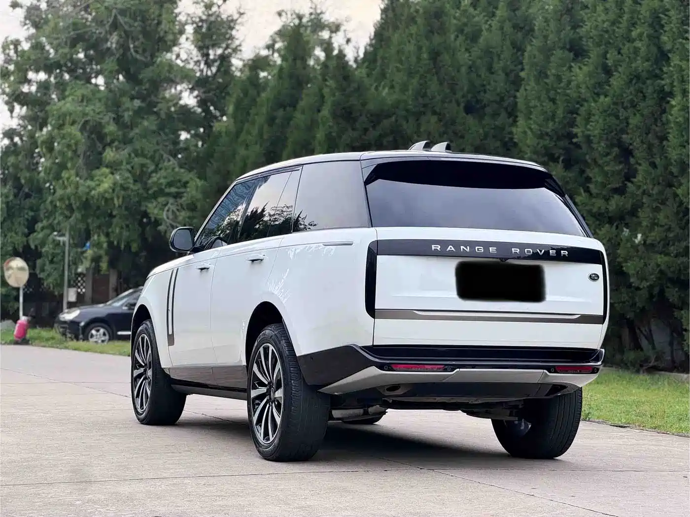 Land Rover Range Rover 2023 3.0 L6 360PS Golden Age Edition фото 4