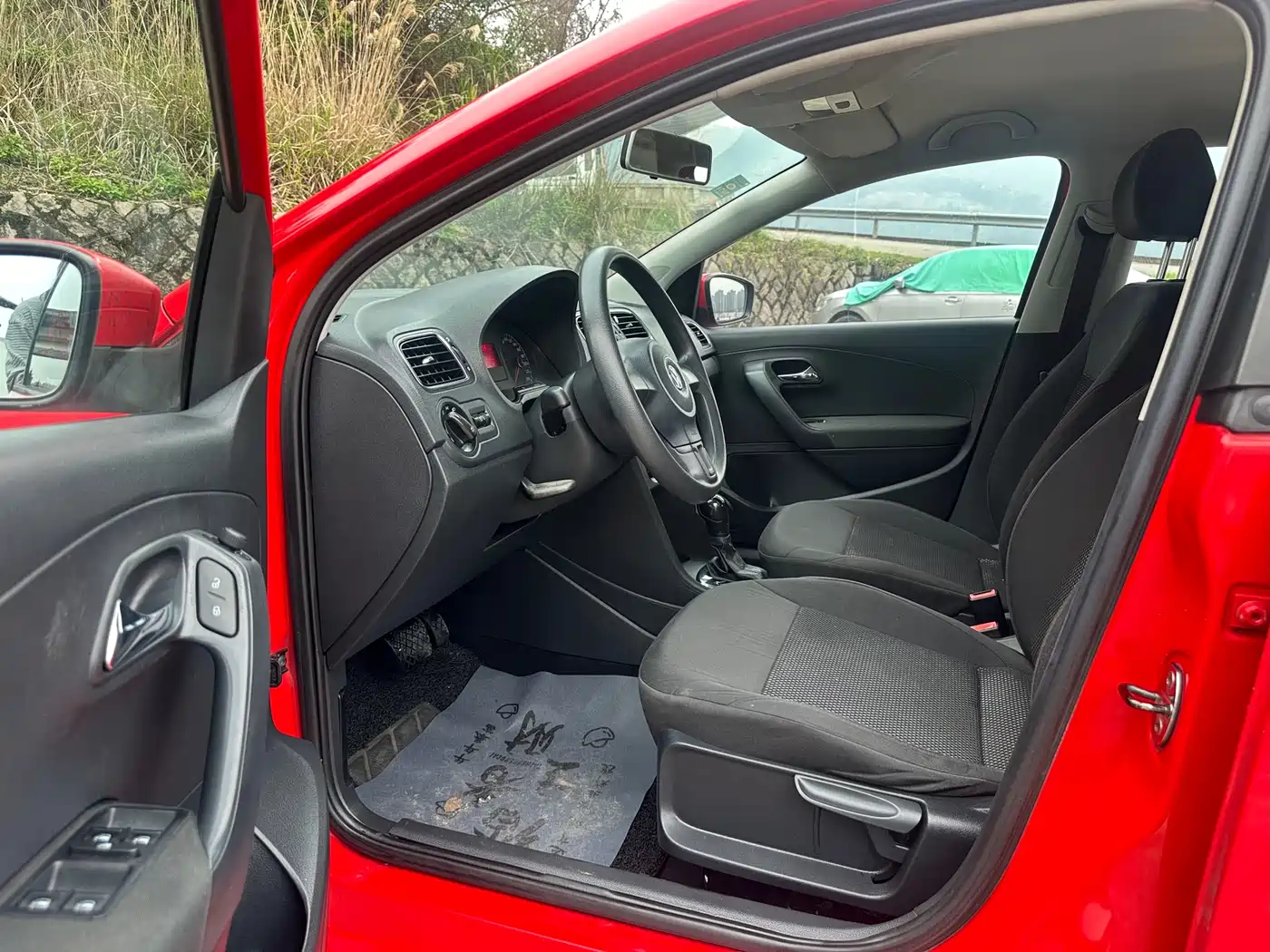 Volkswagen Polo 2011 1.6L Automatic Style Edition фото 4