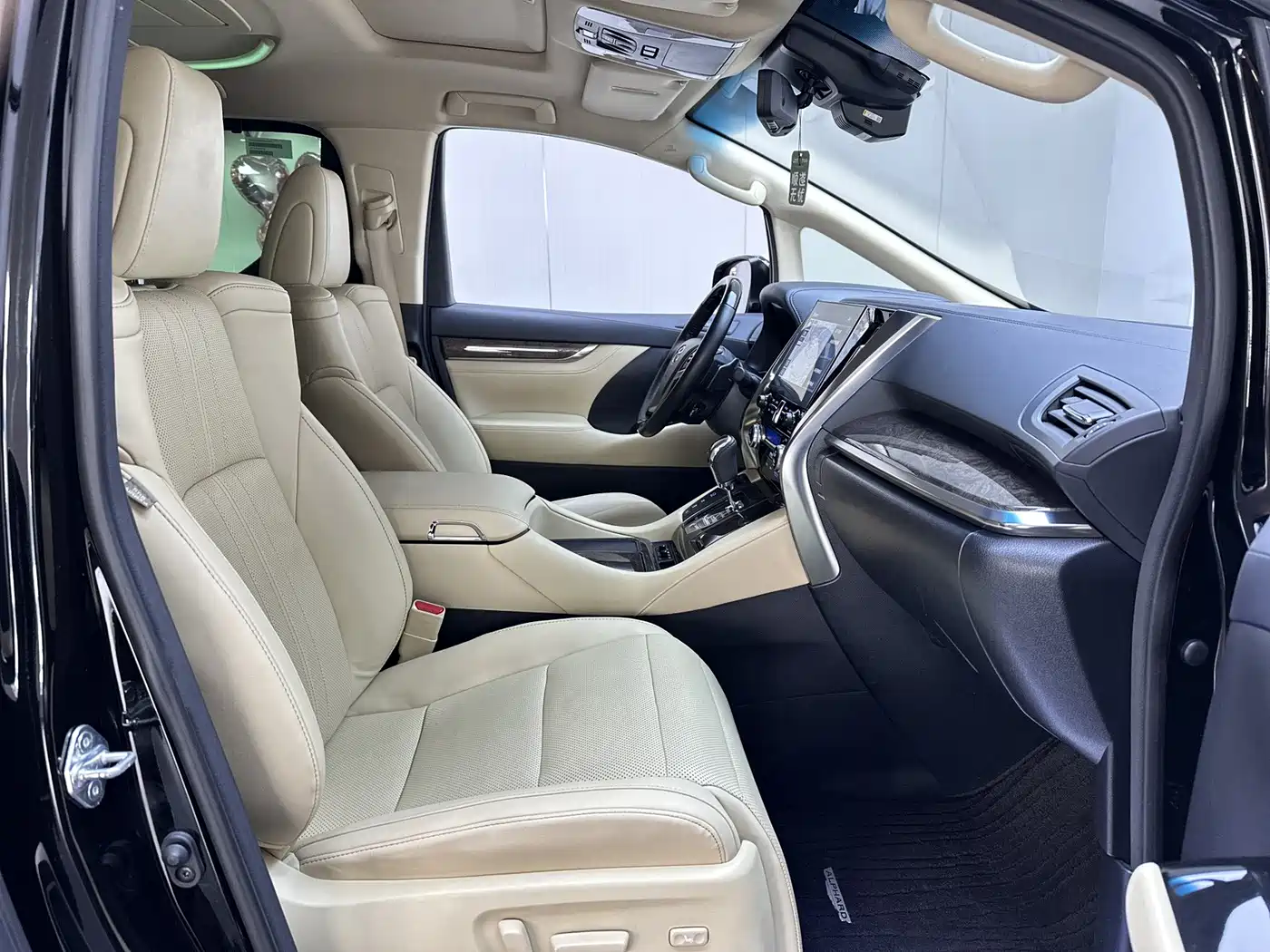 Toyota Alphard 2021 Hybrid 2.5L Ultimate фото 12