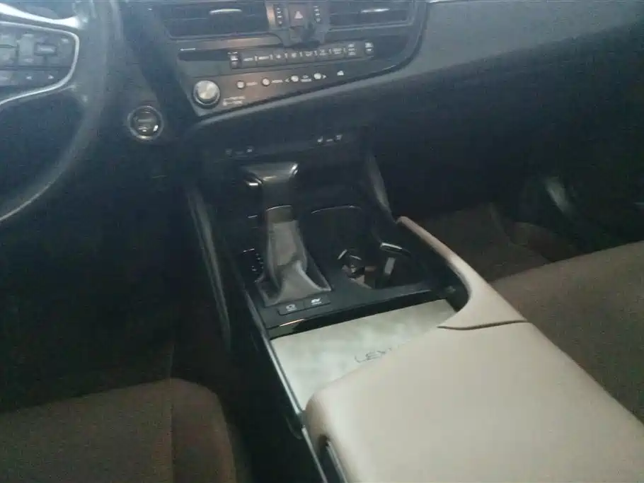 Lexus ES 2022 300h Ultimate Edition фото 16