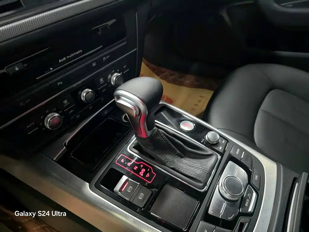 Фото 11 - Audi A6L