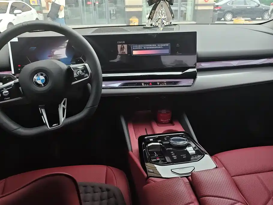 BMW 5 Series 2025 525Li M Sport Package фото 12