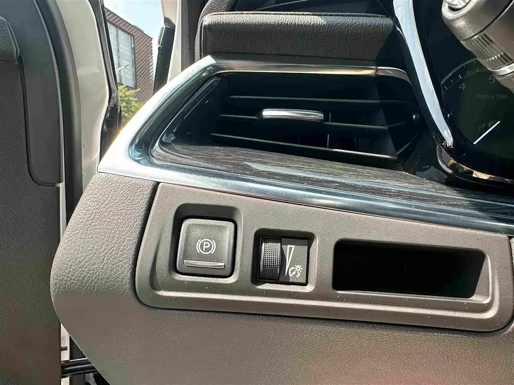 Photo 16 - Cadillac XT5