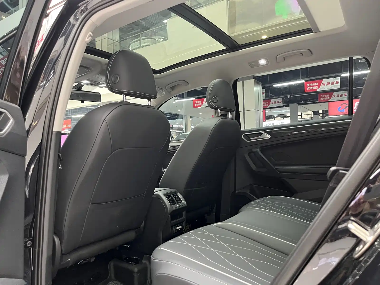 Photo 5 - Volkswagen Tiguan L