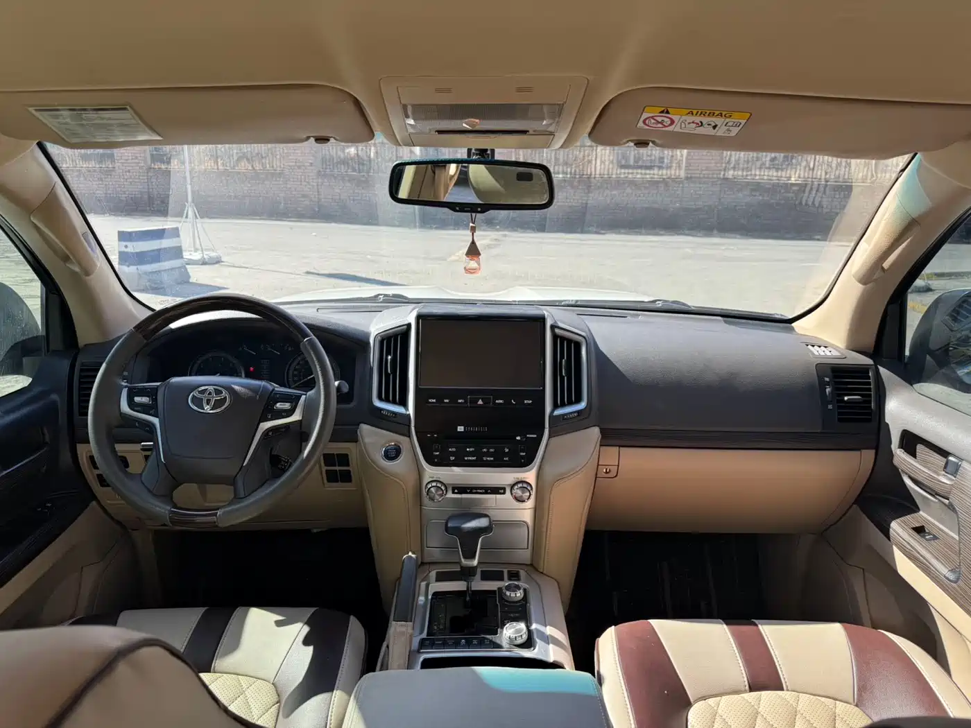 Toyota Land Cruiser (Import) 2015 4.0L V6 Middle East Low Configuration Edition фото 5