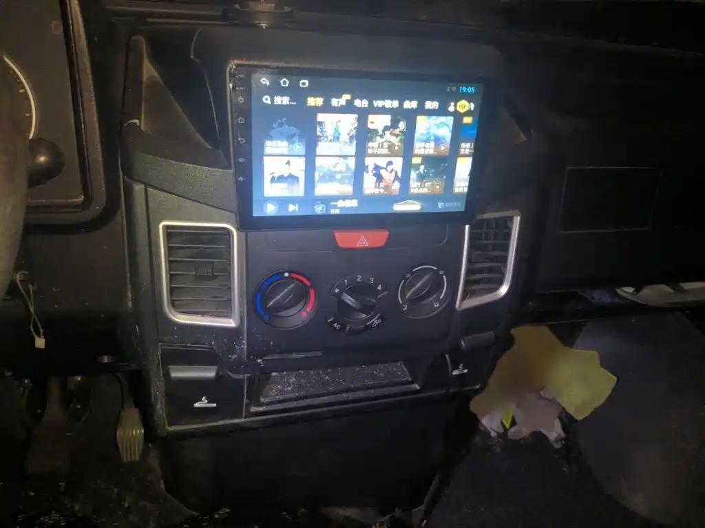 Iveco Daily 2022 2021 Model 2.8T V35 VAN Cargo Van 3 Seats Short Wheelbase Medium Roof Single Tire Sliding Door