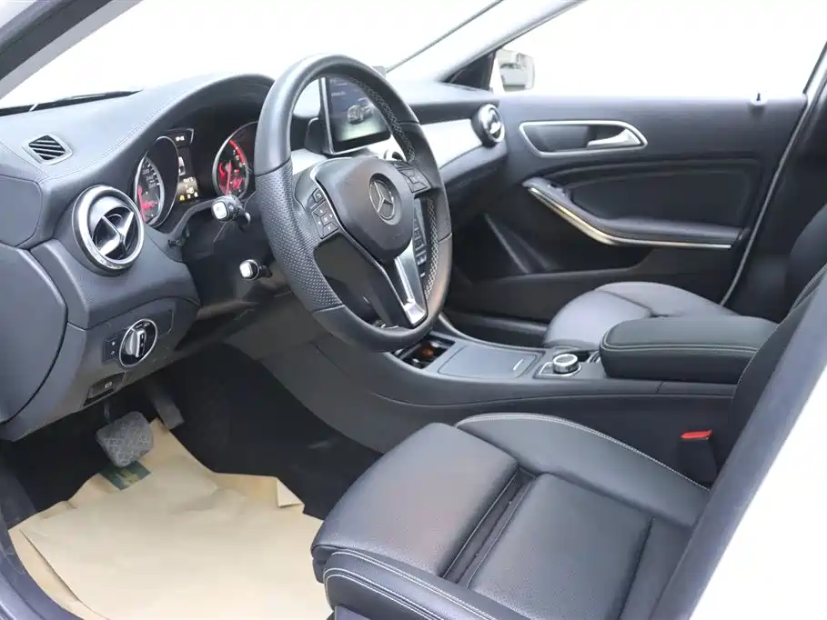 Mercedes-Benz GLA 2016 GLA 220 4MATIC Fashion фото 13