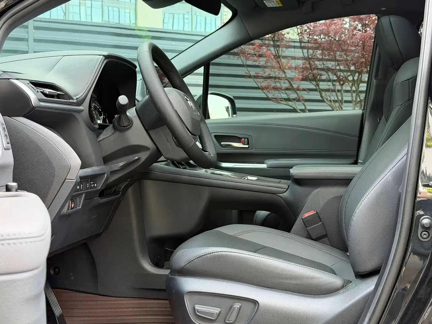 Toyota Granvia 2022 2.5L Hybrid Noble Edition фото 6