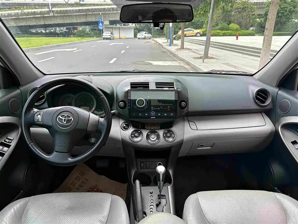 Фото 5 - Toyota RAV4