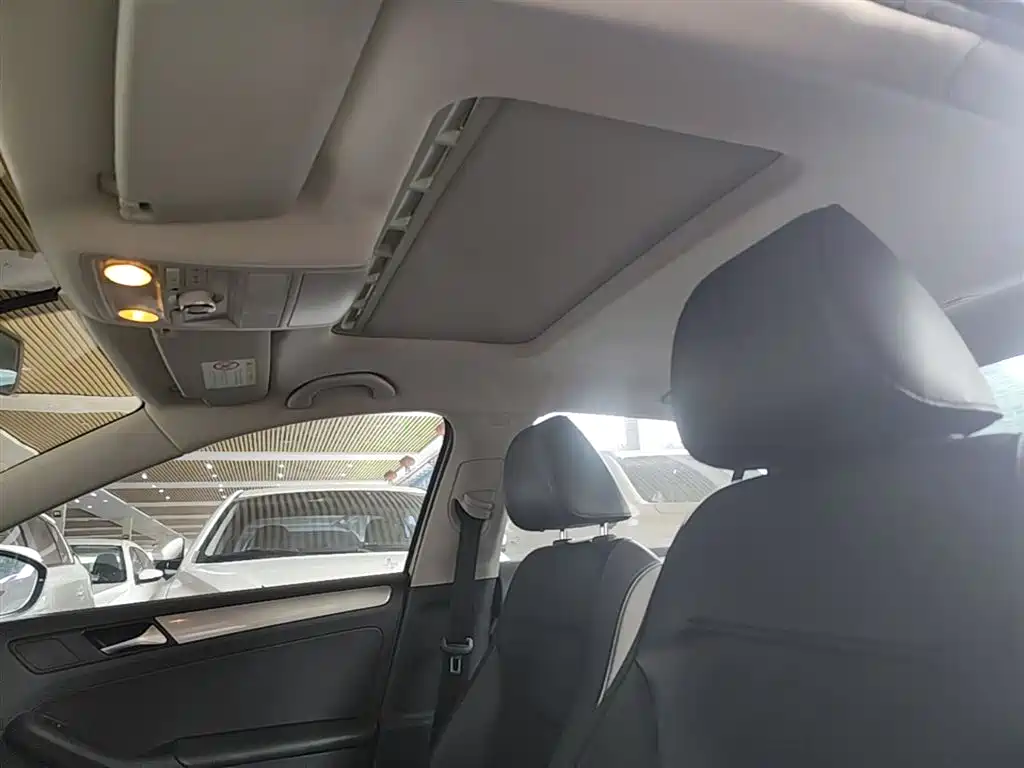 Volkswagen Sagitar 2014 Facelift 1.6L Automatic Comfort фото 18