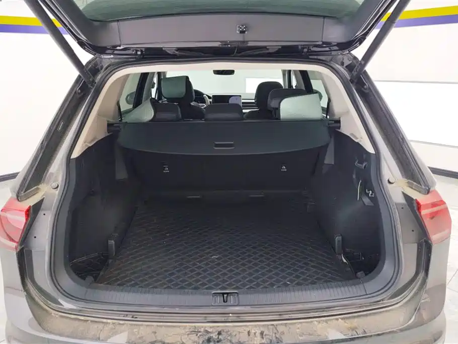 Volkswagen Tiguan L 2024 330TSI Automatic 2WD R-Line Premium Enjoyment Edition фото 4