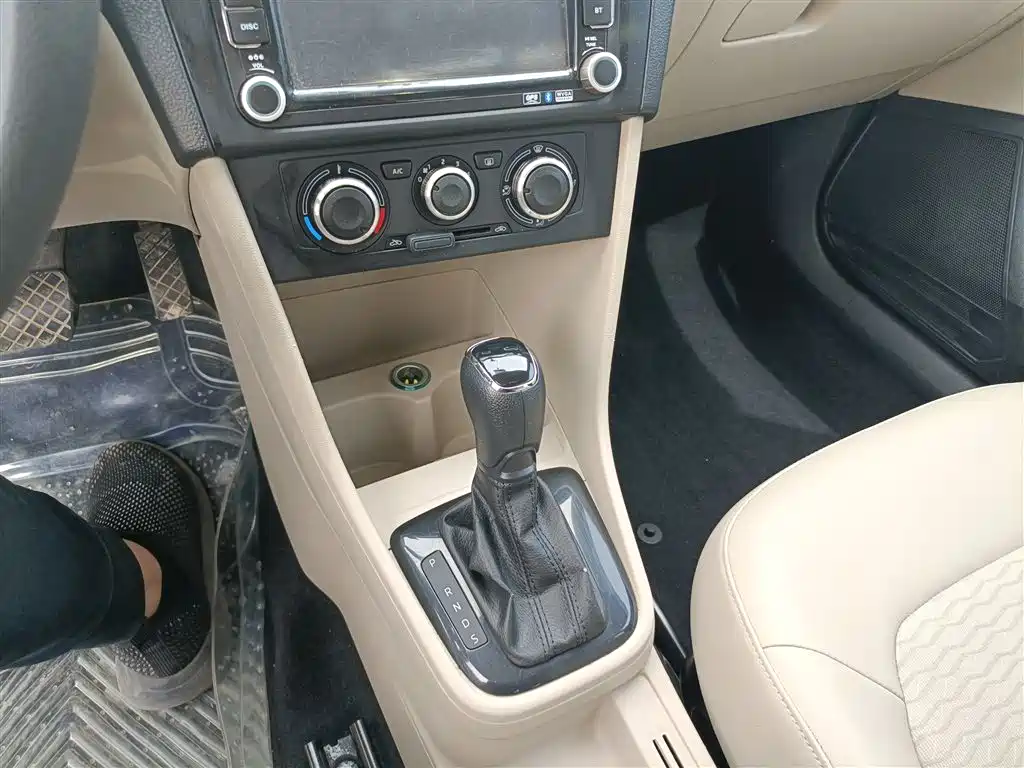 Škoda Rapid 2013 1.6L Automatic Smart Selection фото 10