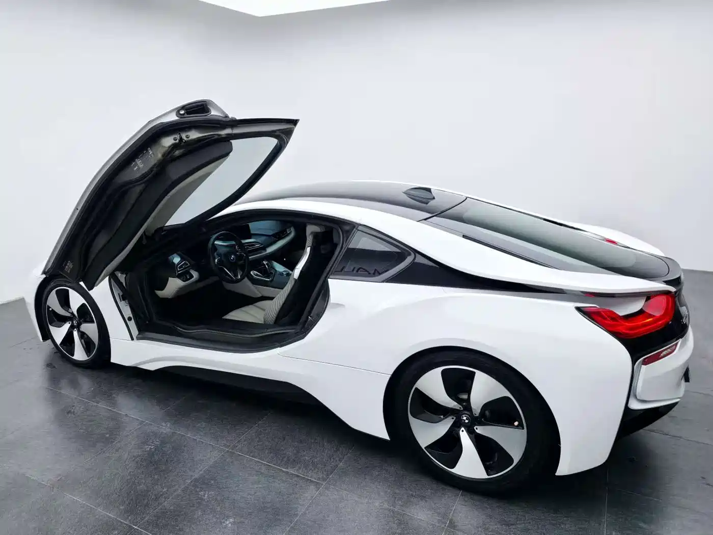 BMW i8 2014 Standard фото 35