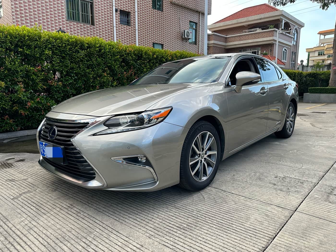 Lexus ES