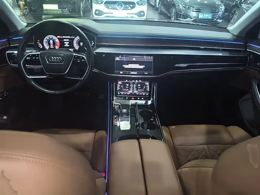Фото 10 - Audi A8