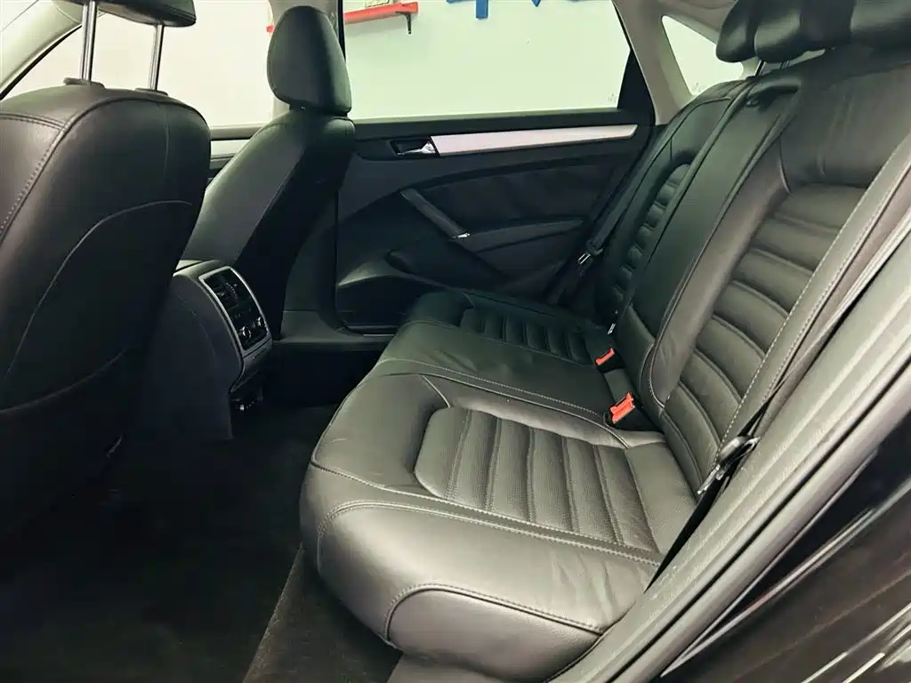Volkswagen Passat 2014 2.0TSI DSG Executive Edition фото 22