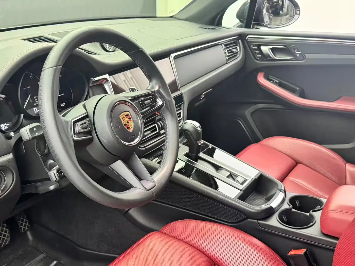 PORSCHE MACAN