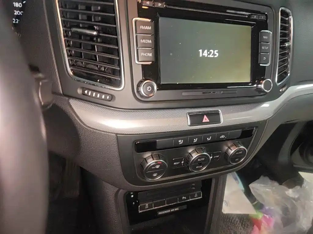 Volkswagen Sharan 2014 2.0TSI Standard фото 13
