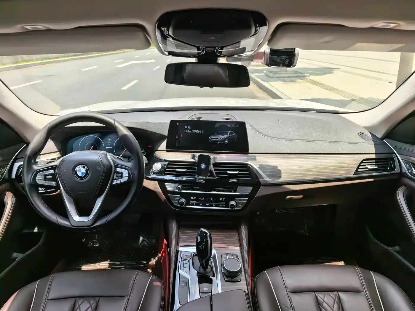 BMW 5 Series New Energy 2019 530Le Luxury Package фото 16