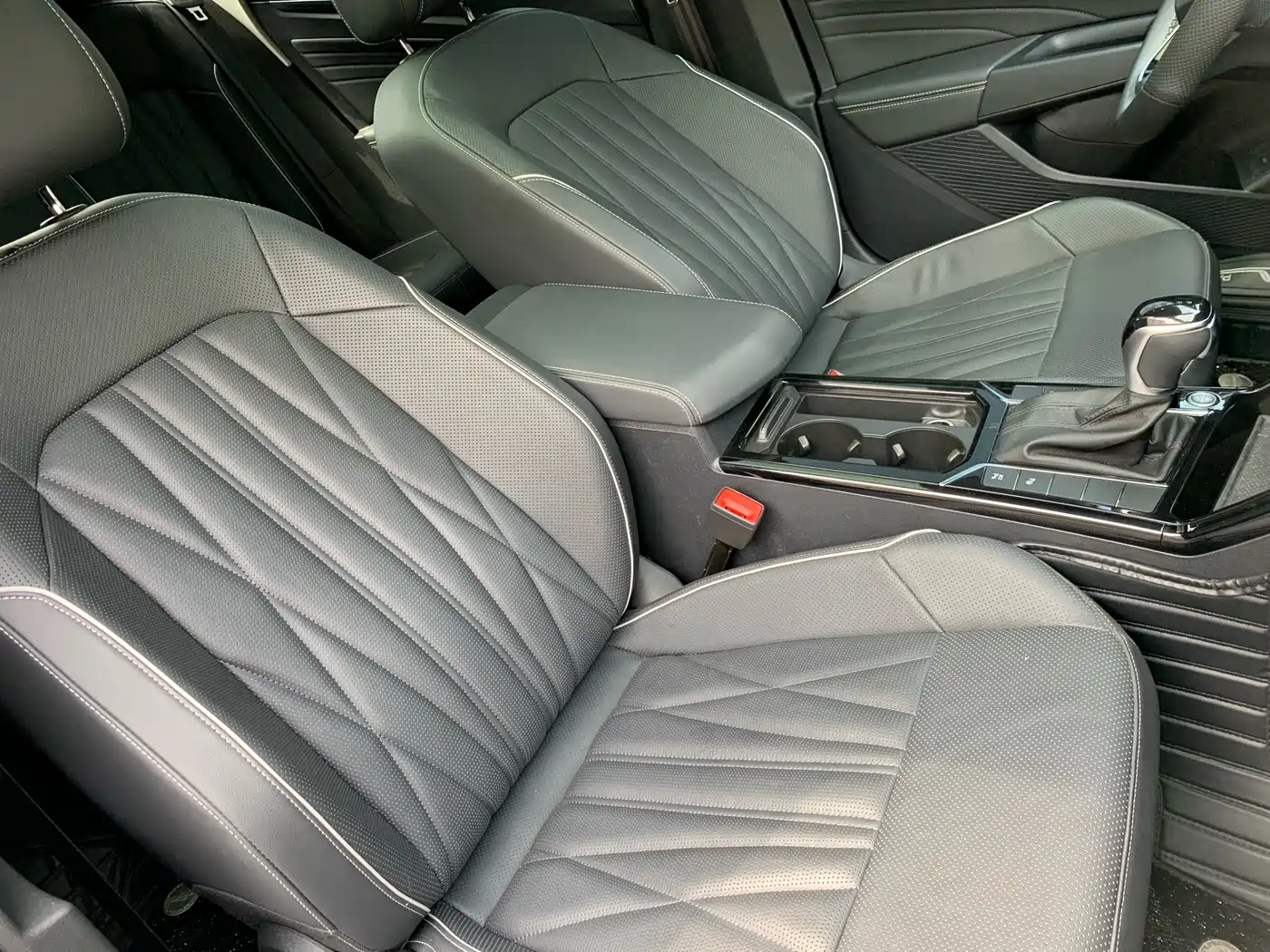 Volkswagen Passat 2023 330TSI Starlight Luxury Edition фото 26