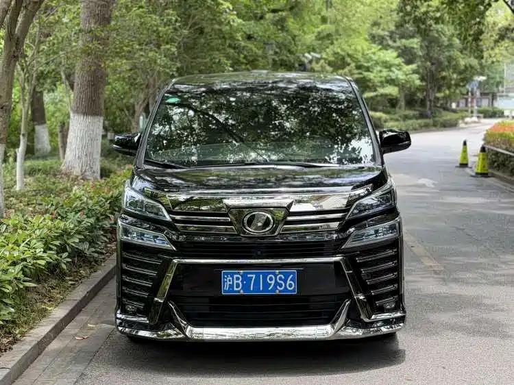 Toyota Vellfire 2020 Twin Engine 2.5L HV Luxury Edition фото 2