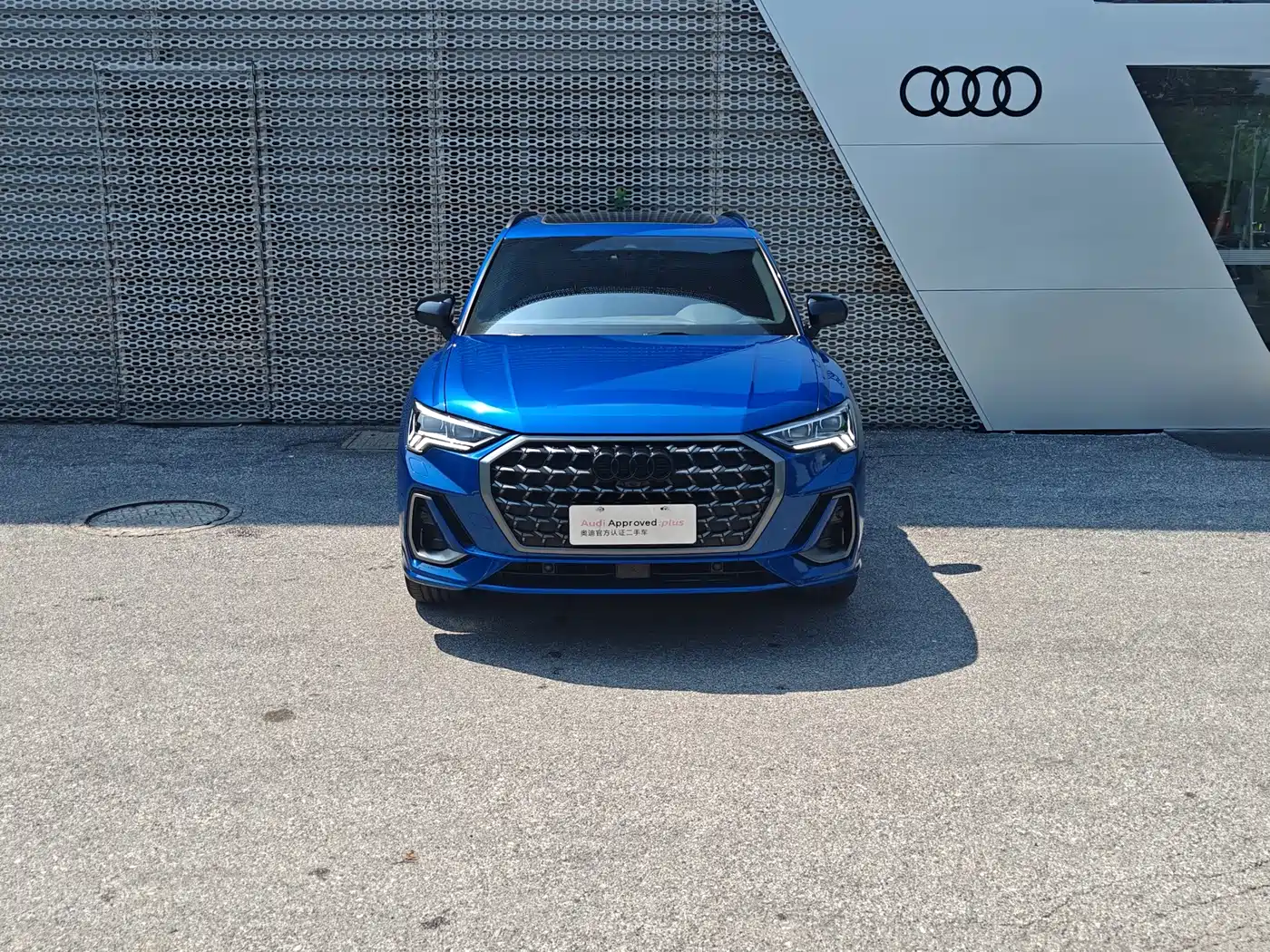 Photo 2 - Audi Q3