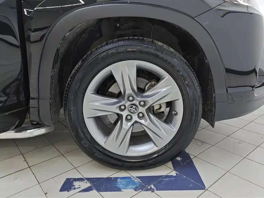 TOYOTA HIGHLANDER