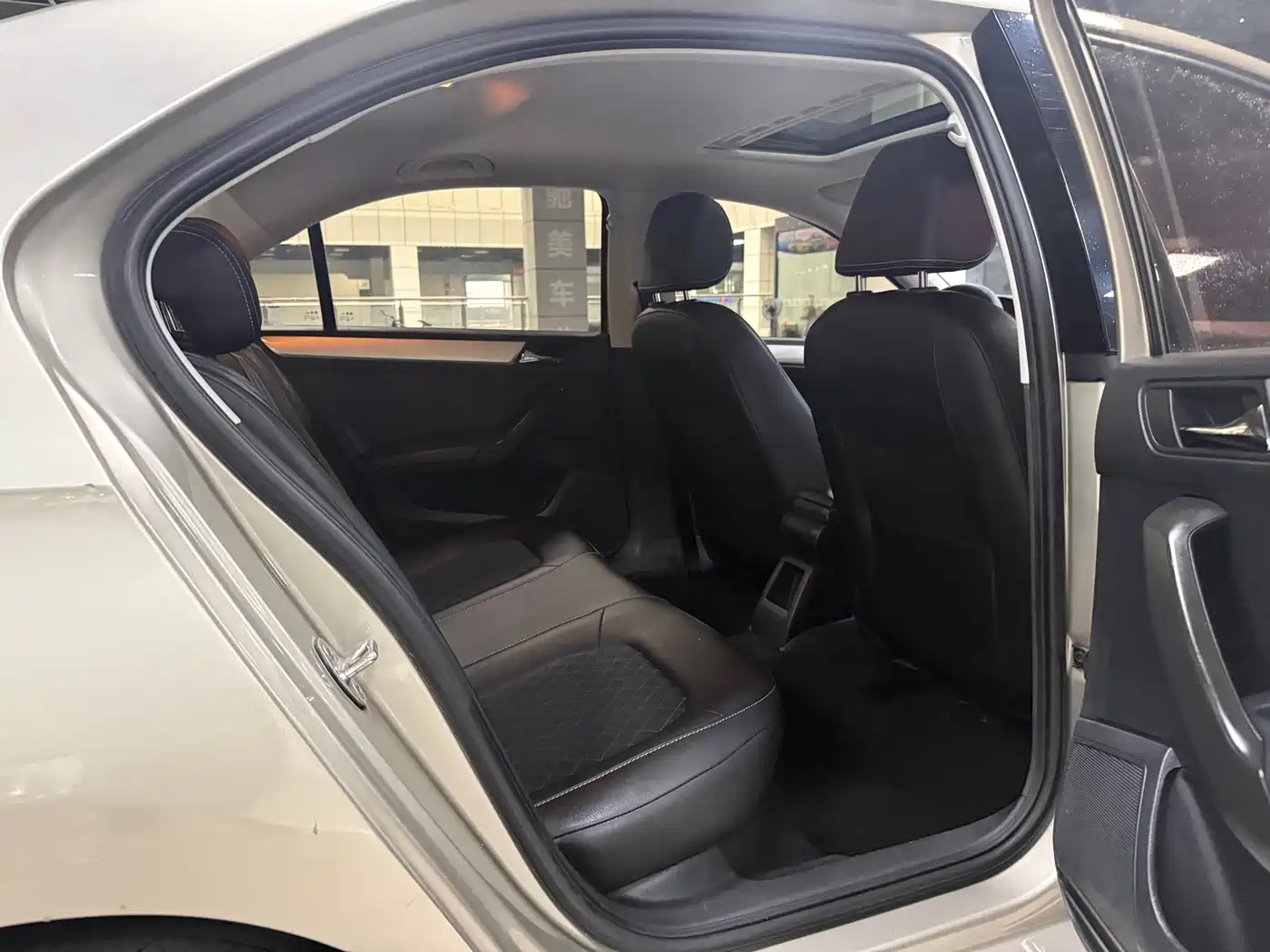 Škoda Rapid 2018 1.6L Automatic Comfort Edition фото 10