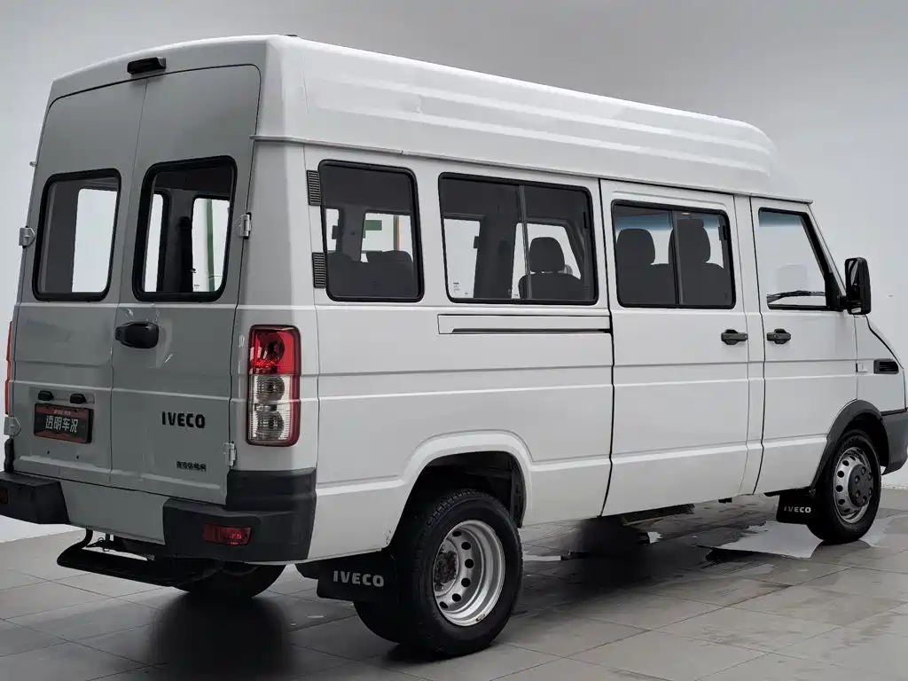 Iveco Daily 2023 2021 Model 2.5T A35 M1 Passenger Vehicle 5-9 Seats Short Wheelbase Medium Roof Dual Tires Manual Door