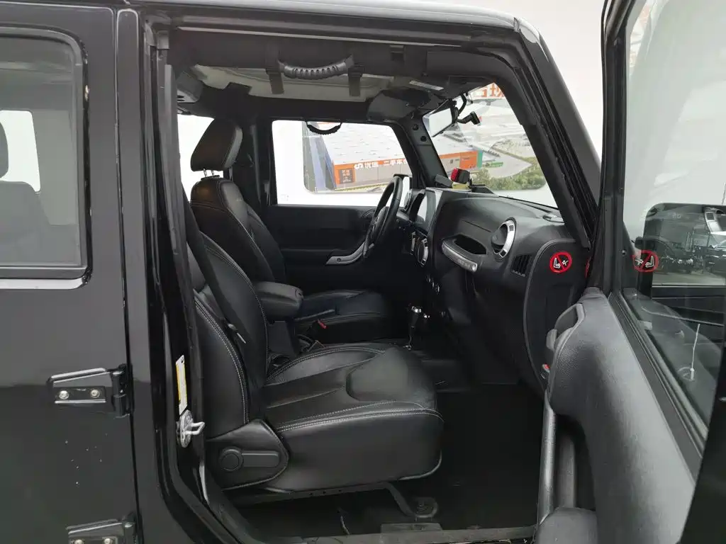 Photo 23 - Jeep Wrangler
