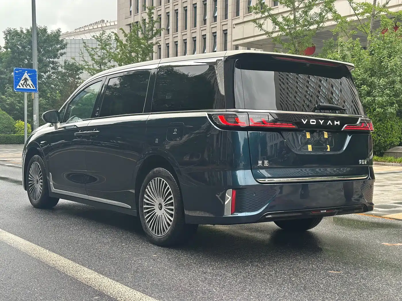 Voyah Auto Voyah Dreamer 2025 PHEV AWD Flagship Qian Kun Edition фото 17