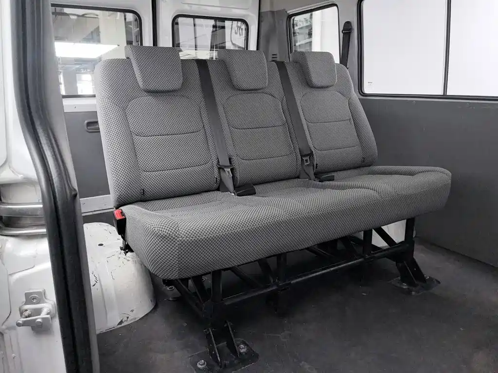 Iveco Daily 2023 2021 Model 2.5T A35 M1 Passenger Vehicle 5-9 Seats Short Wheelbase Medium Roof Dual Tires Manual Door