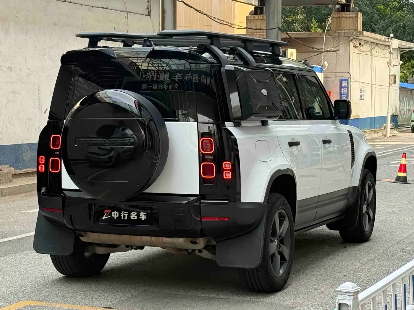 Land Rover Defender 2021 110 P400 SE фото 18