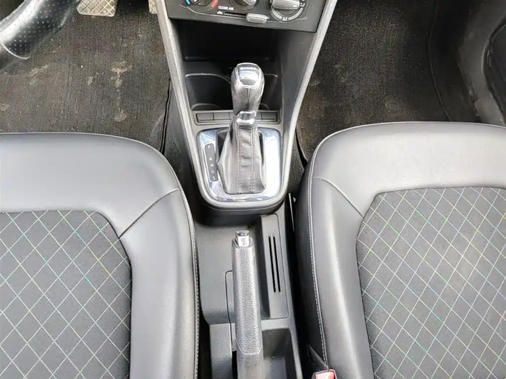 Škoda Rapid 2018 1.6L Automatic Comfort Edition фото 14