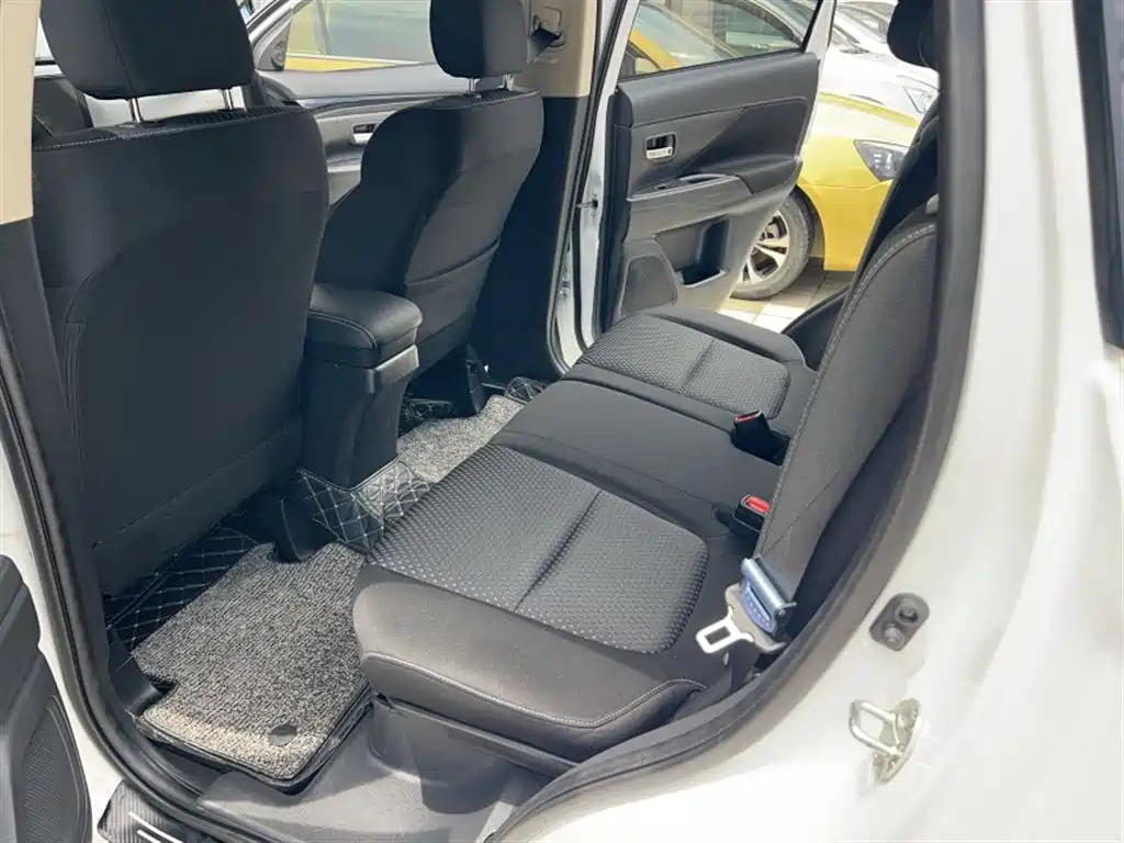 MITSUBISHI OUTLANDER