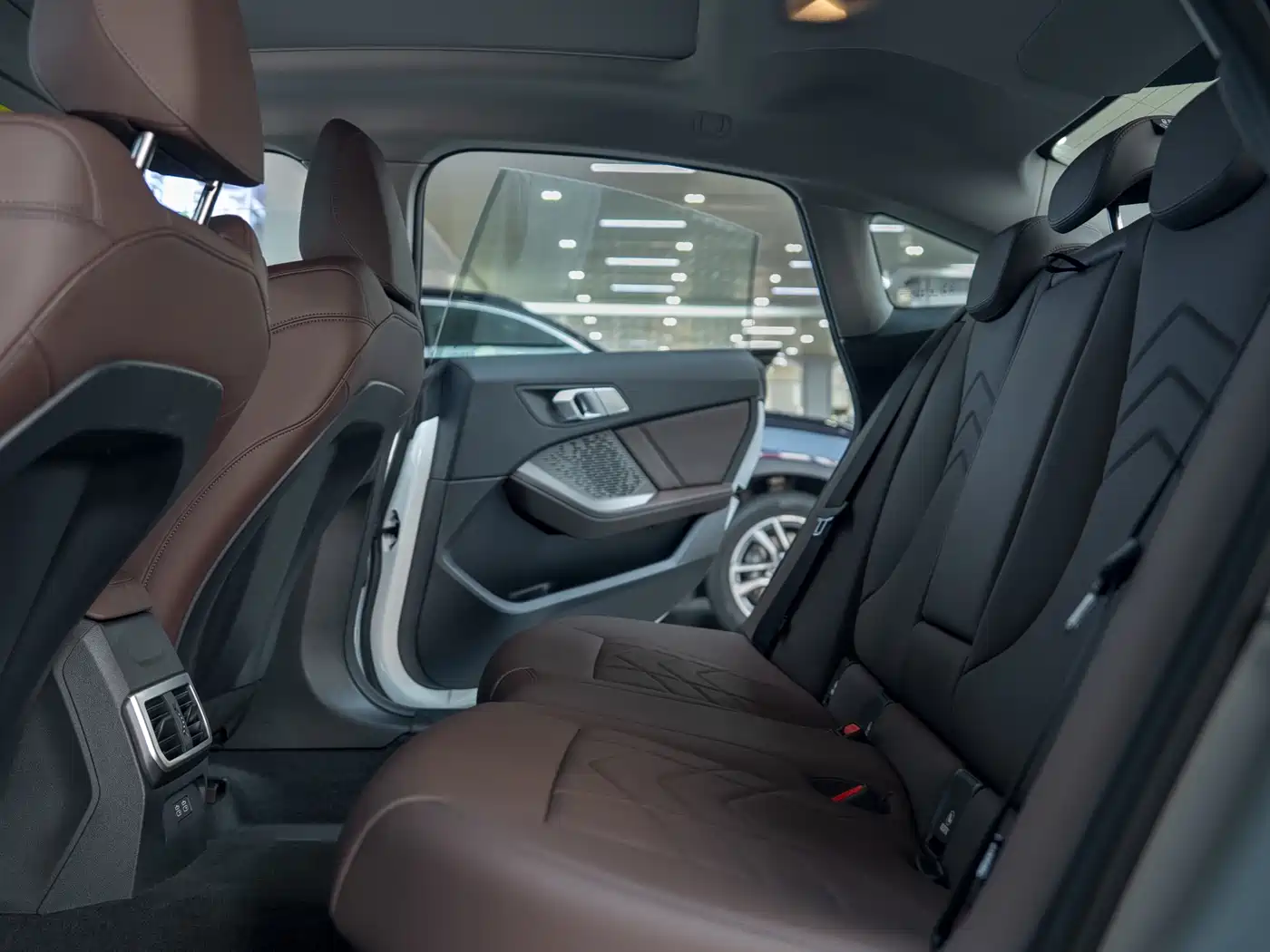 BMW 2 Series 2025 225L M Sport Package фото 11