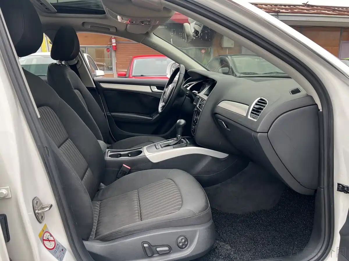Audi A4L 2011 2.0 TFSI Standard фото 8