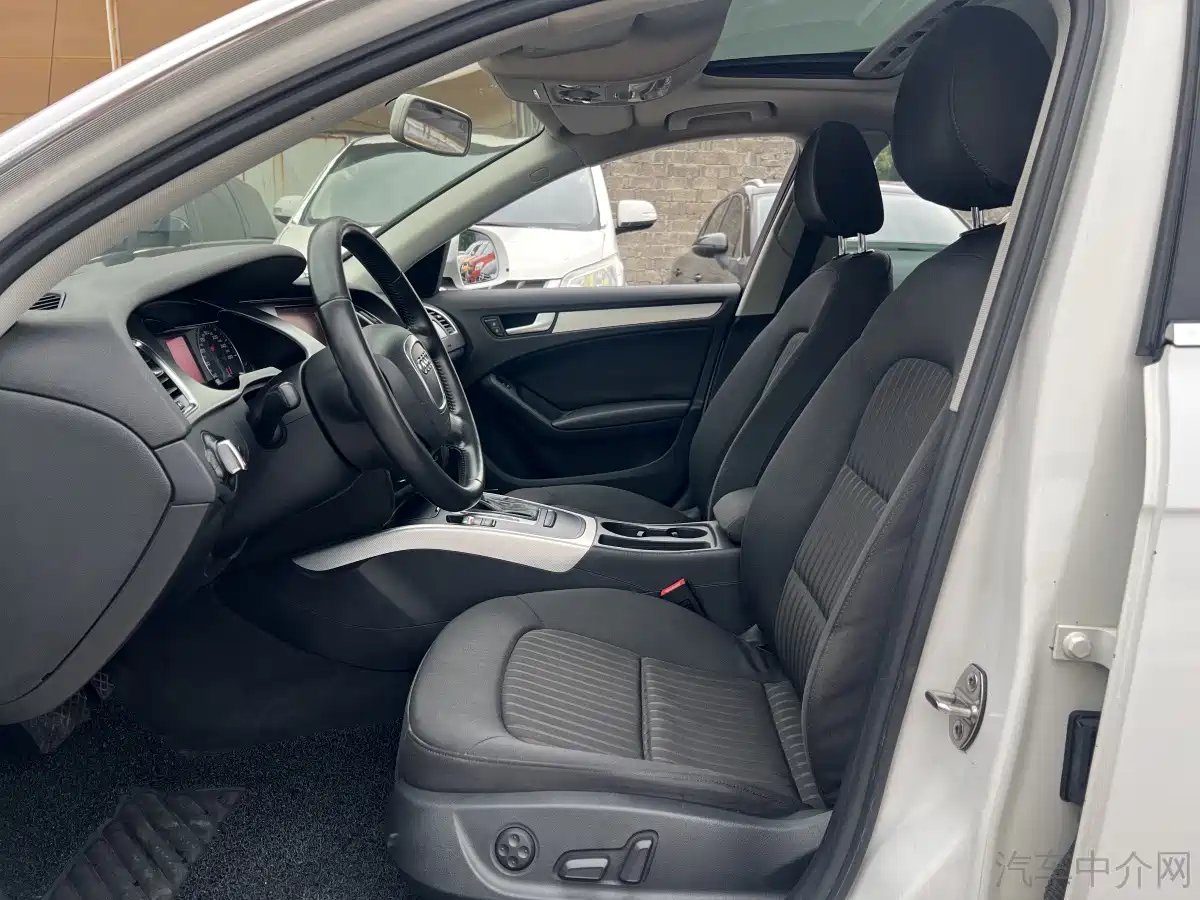 Audi A4L 2011 2.0 TFSI Standard фото 4